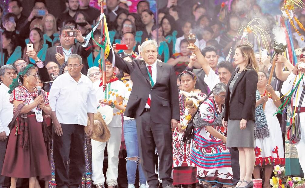 AMLO recibiendo el Bastón de Mando en su primer día como presidente. Su sucesora, Claudia Sheinbaum, repitió tal ceremonia. Foto: AP.