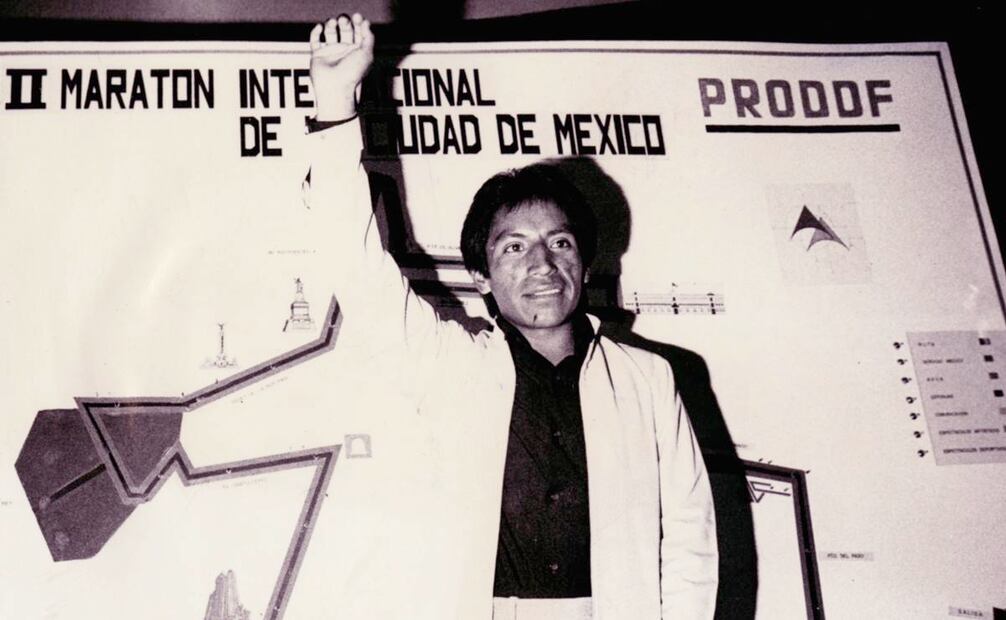 El mexiquense Casimiro Reyes acusó la presencia de al menos cinco "colados" en la vanguardia de atletas que cruzó la meta de la primera maratón capitalina. Esta imagen de 1984 responde quién pasó a la historia como campeón. Archivo EL UNIVERSAL.
