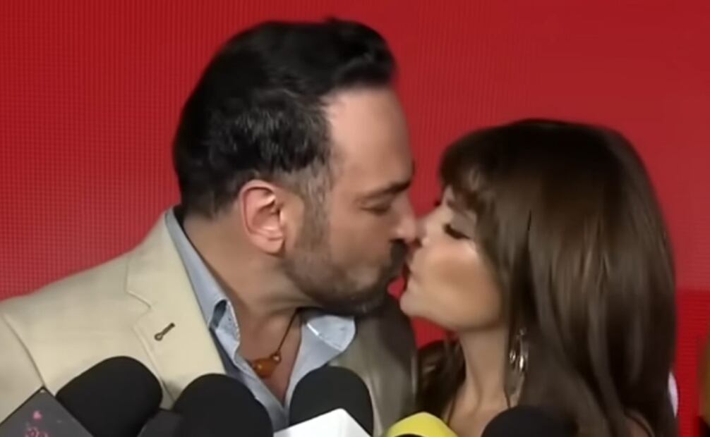 Adrián Miramontes e Itatí Cantoral se besan en los labios.