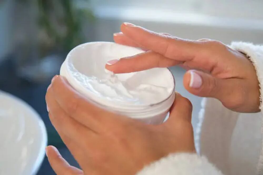 La crema Nivea puede ser un aliado para limpiar tus bolsos. Foto: Unsplash