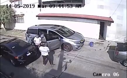 Captan en video cómo ladrones roban camioneta a hombre mientras la lavaba en Naucalpan