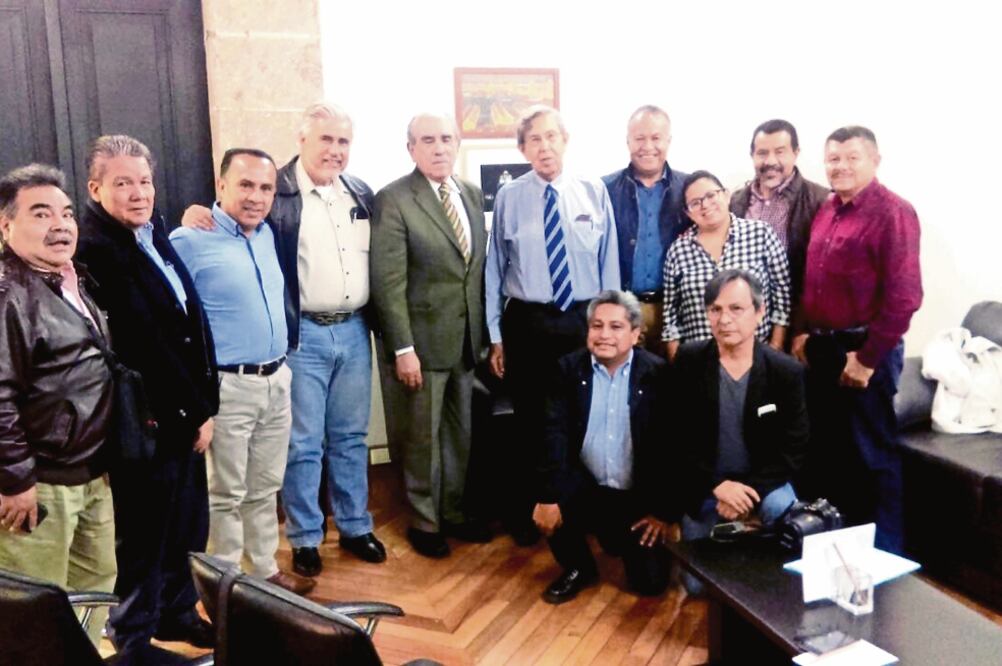 Líderes perredistas, encabezados por el ex presidente del partido Pablo Góm ez (quinto de izq. a der.) se reunieron con Cuauhtémoc Cárdenas (sexto de izq. a der.). (TOMADA DE TWITTER)