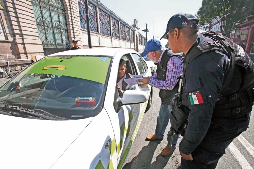En la inspección de taxis del Valle de Toluca participan aproximadamente 25 personas, entre personal de la Secretaría de Movilidad y policías estatales. Foto: JORGE ALVARADO