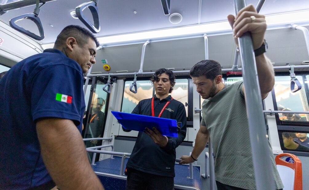 Samuel García lanza nueva ruta de transporte en Juárez; entregan 30 camiones para reforzar movilidad y calidad del aire. Foto: Especial