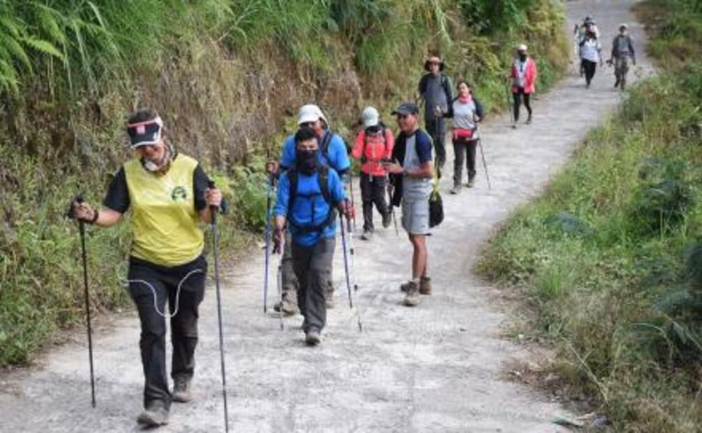 Grupo atrapado en volcán de Indonesia comienza a descender tras sismo