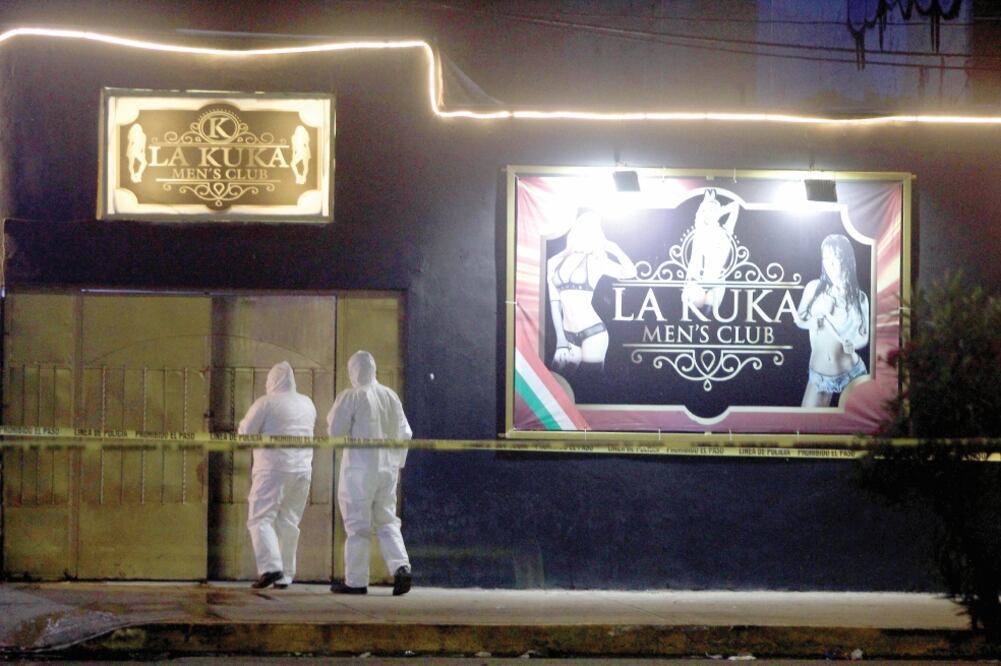Indagatoria. Peritos en criminalística acudieron al bar La Kuka para iniciar las investigaciones del múltiple asesinato (ALONSO CUPUL. EFE)