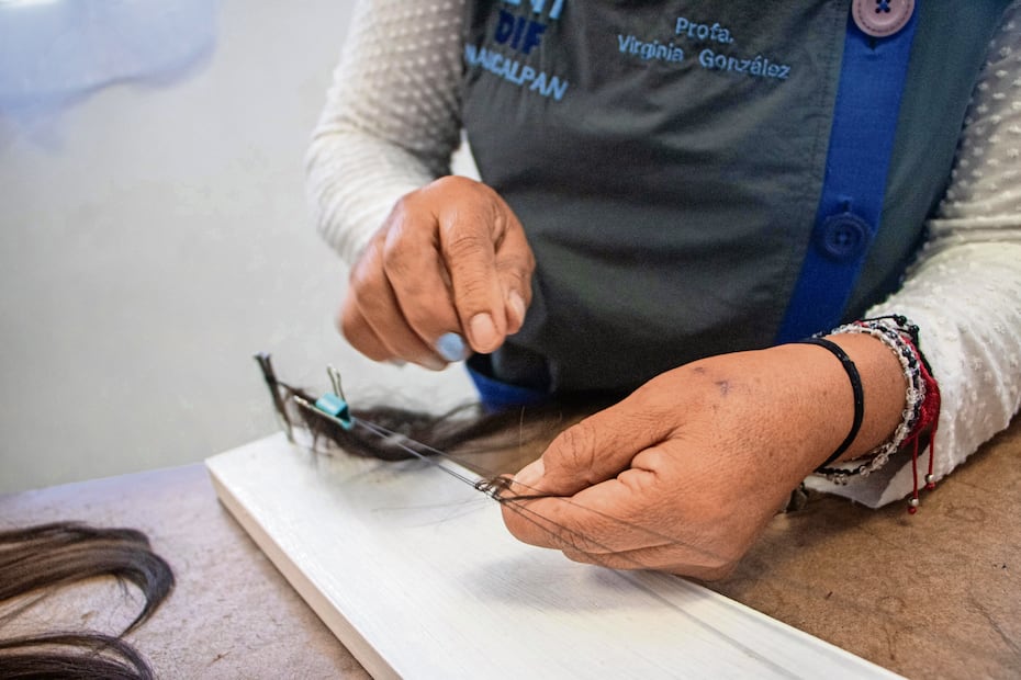 Las maestras seleccionan pequeños puños de 10 a 12 cabellos, que tejen en bastidores para crear cortinas. Foto: Gabriel Pano / El Universal