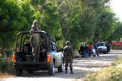 Detienen a cuatro con vestimenta tipo militar y armas en Sinaloa