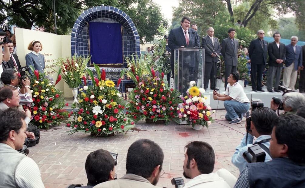 Inauguración del nicho para la Virgen del Metro, 29 de julio de 1997. El acto comenzó a las 11 de la mañana, pero el fervor religioso de algunos los tenía esperando desde las 7 o un poco antes. Foto: Miguel Espinosa/Archivo EL UNIVERSAL.