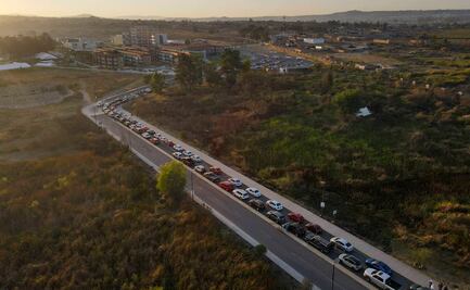 Así es la fila kilométrica para vacunarse desde el auto en Jalisco