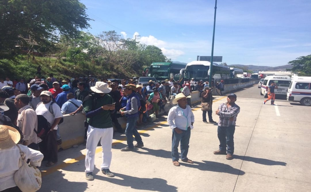 Desde las 11:00 horas, unos 500 campesinos bloquearon los cuatro carriles de la autopista del Sol. Foto: Arturo de Dios Palma/ EL UNIVERSAL