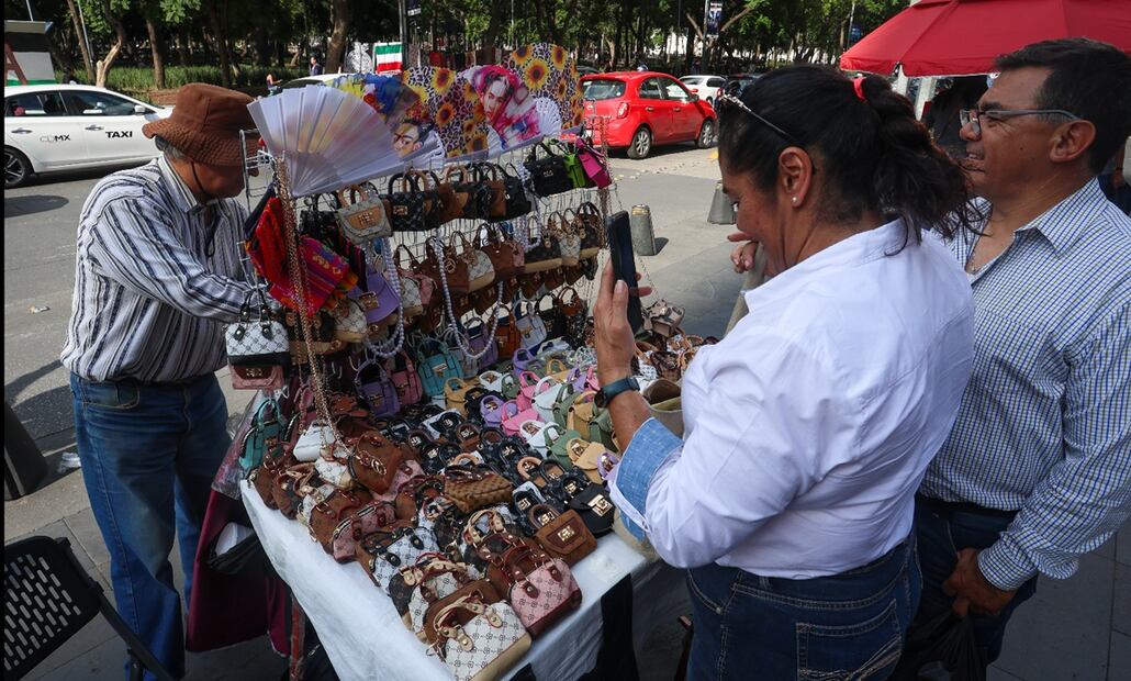Decenas de vendedores ambulantes se instalan a lo largo de avenida Juárez frente a la Alameda Central para ofrecer principalmente productos chinos, el 19 de agosto de 2025. Foto: Luis Camacho/EL UNIVERSAL