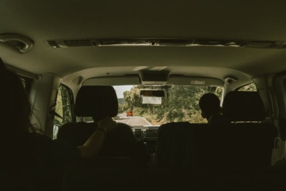 Para qué sirve la manija que los autos traen al interior