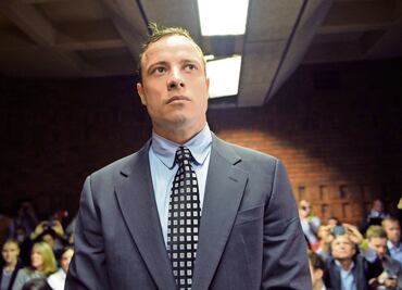 Oscar Pistorius acusado del asesinato de su novia en 2013, sale de prisión en libertad condicional