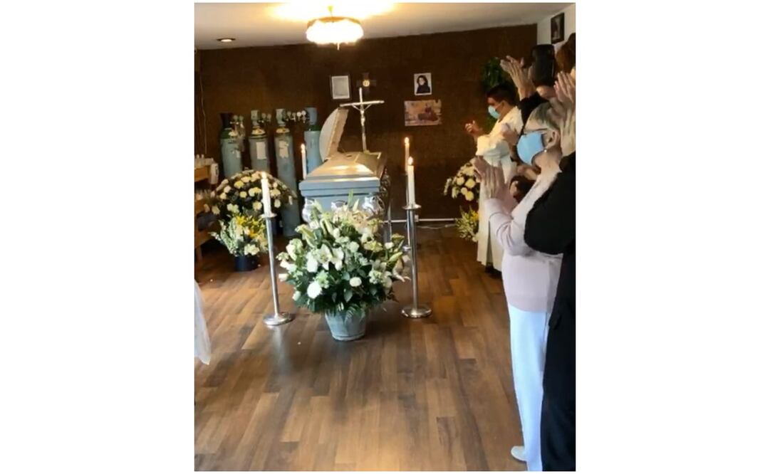 Amigos dieron un minuto de aplausos a Cecilia Romo. Foto: Cortesía