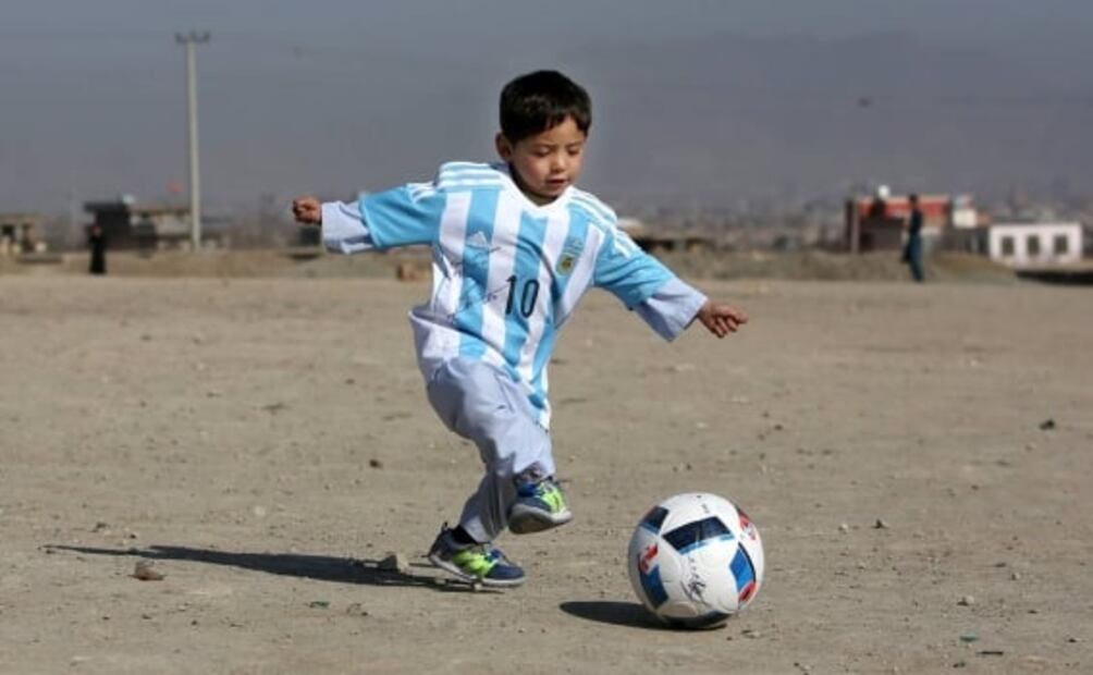 “Por favor, sálvenme”, ruega niño afgano que se hizo una playera de Messi con una bolsa