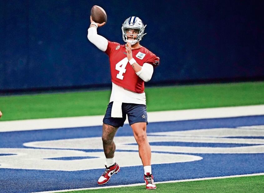 Prescott usa bota para cuidar su tobillo, en viaje por México