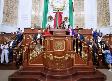 "No pasará" Diputados del PRI y PAN toman tribuna del Congreso de CDMX; protestan contra modificación de Ley Orgánica del Poder Legislativo