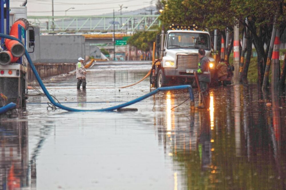 Las intensas lluvias que se han registrado en los últimos días en la Zona Metropolitana han dejado encharcamientos e inundaciones, Foto/ARMANDO MARTÍNEZ. EL UNIVERSAL