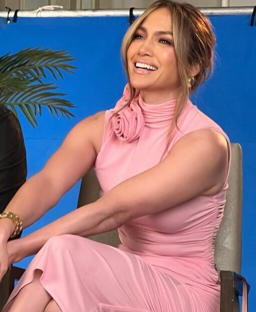 JLo luce como diosa en vestido con transparencias