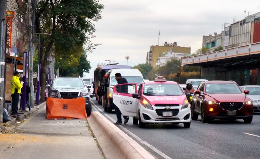 Calzada de Tlalpan presenta complicaciones viales por la reducción de carriles de circulación debido a las obras de la ciclovía Gran Tenochtitlan y la calzada flotante, el lunes 10 de noviembre de 2025. Fotos: Osmar Alvarado /EL UNIVERSAL
