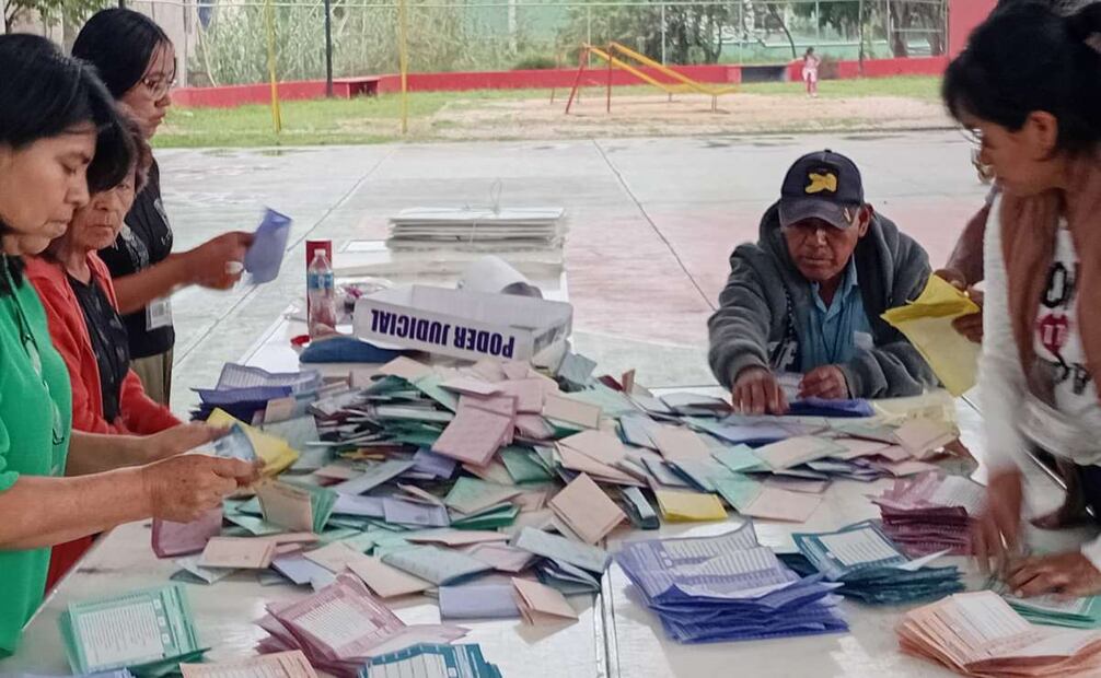 Funcionarios de casilla de la sección 778 en Oaxaca inician con el conteo de boletas electorales de la elección judicial. Foto: Juan Carlos Zavala/ EL UNIVERSAL