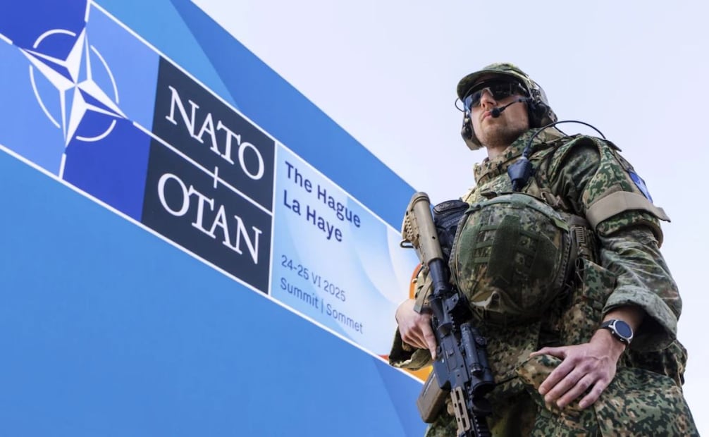 Un militar patrulla las inmediaciones del lugar donde se celebrará la cumbre de la OTAN, en La Haya, Holanda, el 23 de junio de 2025. Foto. AP