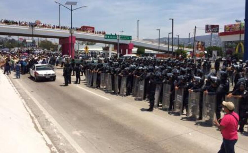 Realizan marcha sobre Autopista del Sol