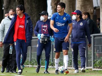 Jesús Molina estará fuera Chivas entre 7 y 9 meses; sufre rotura de ligamento