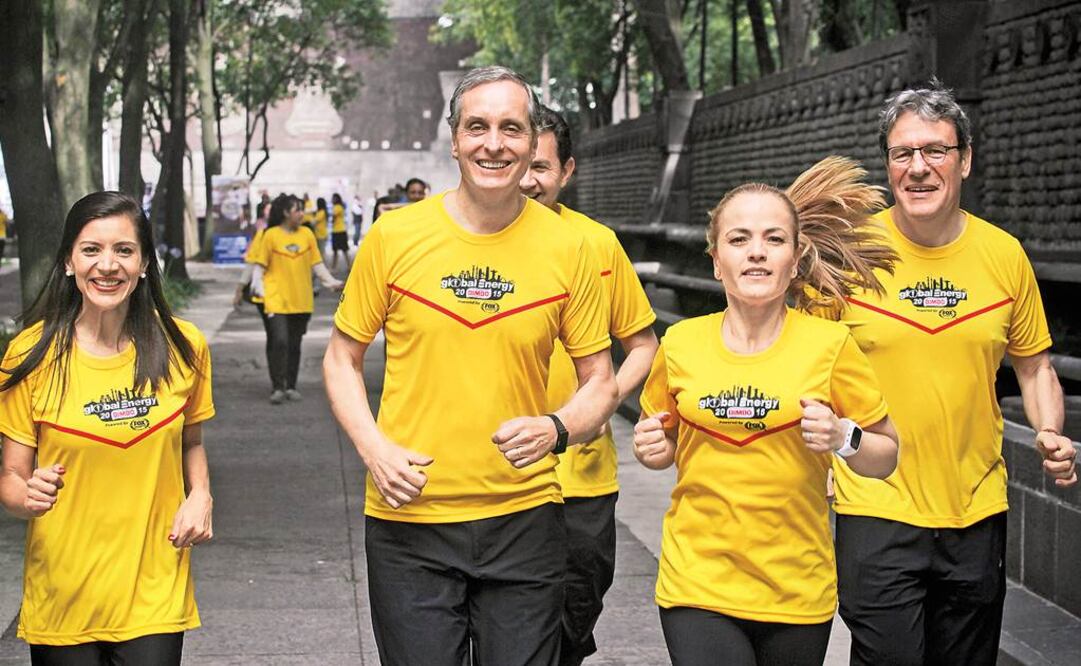 Brenda Salgado, Daniel Servitje, presidente y director general de Bimbo, Cynthia Salicrup y Francisco Casa presentaron ayer la carrera familiar Global Energy, en la Fuente de Nezahualcóyotl en el Bosque de Chapultepec