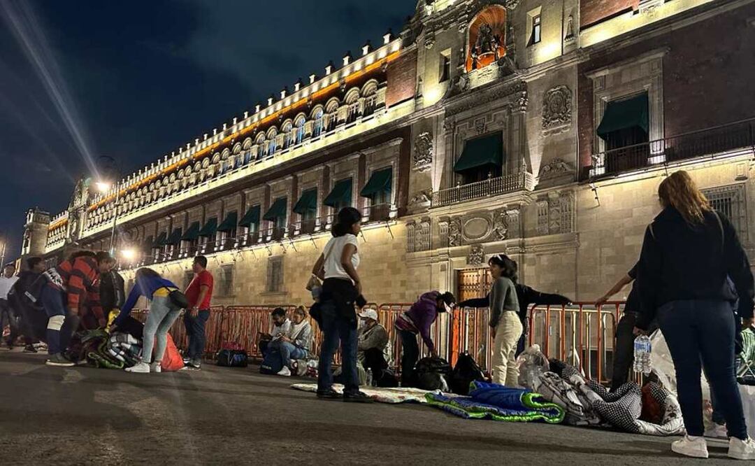 Integrantes de la caravana ciudadana de Acapulco, instalan campamento frente a Palacio Nacional. Foto: Gaspar Betancourt. EL UNIVERSAL