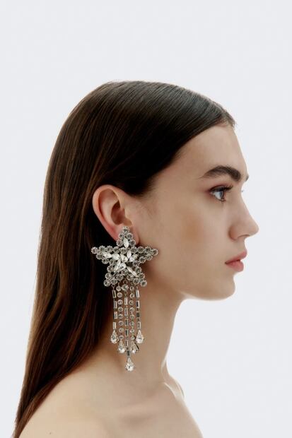 Los aretes maximalistas dominan las tendencias de verano
