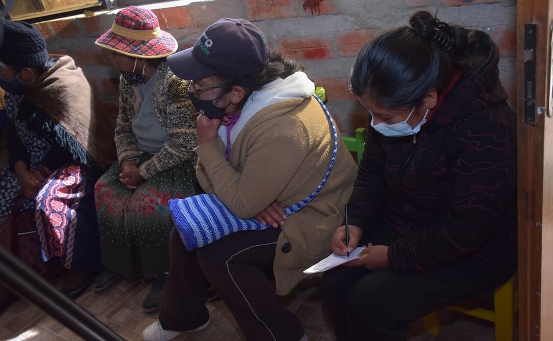 Imagen genérica de personas de Bolivia reunidas. Foto: EFE/STRINGER
