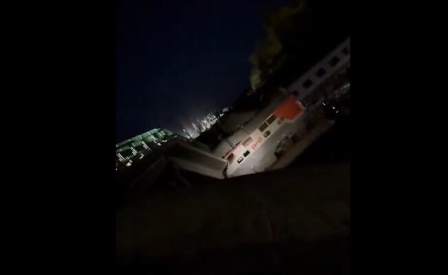Derrumbe de puente en Rusia provoca descarrilamiento; reportan al menos tres muertos