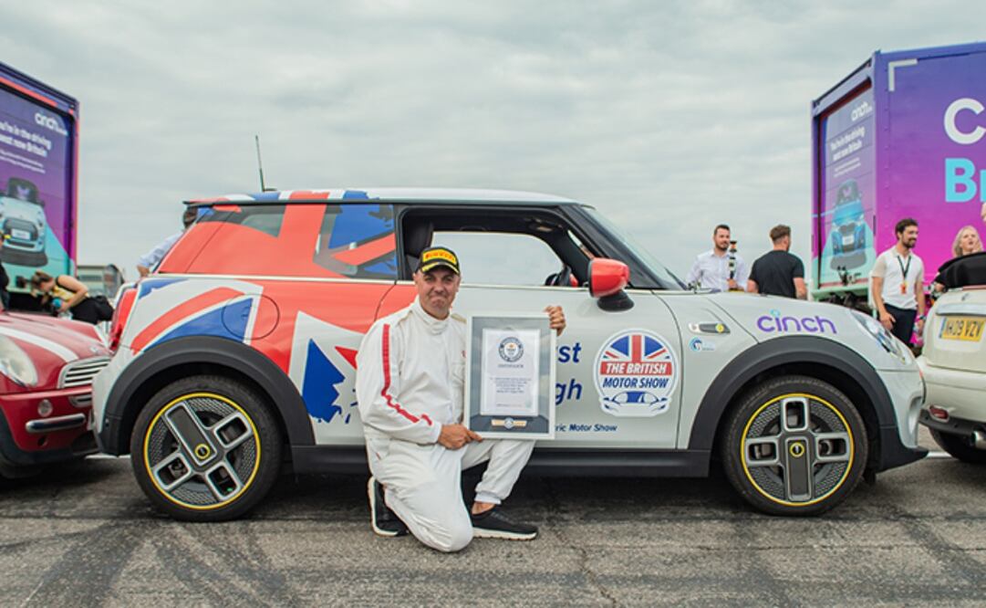 Este hombre logró la maniobra con un Mini Cooper. Imagen: Récord Guinness
