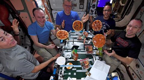 Video. Así preparan astronautas una pizza en el espacio