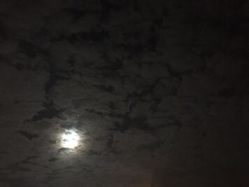 Disfrutan mexicanos de superluna pese a nubes