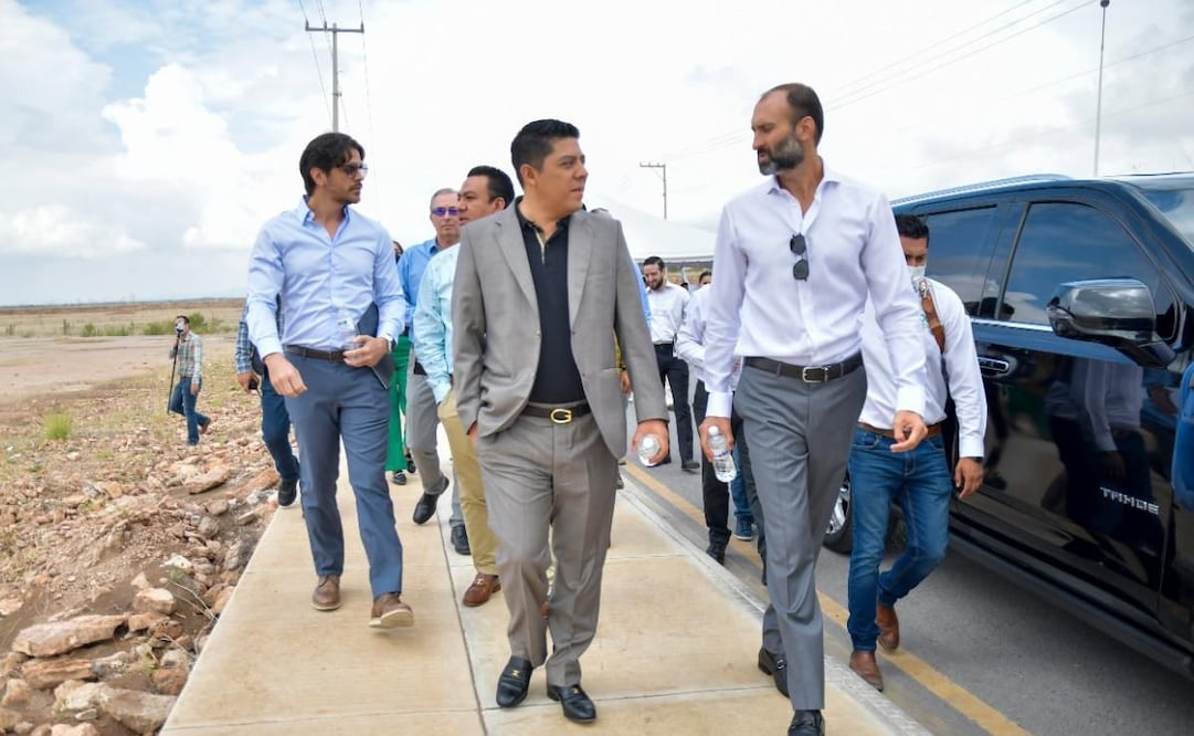 El gobernador Ricardo Gallardo realizó un recorrido a la planta General Motors. Foto: Especial