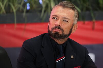 José Luis Higuera festeja el triunfo de Chivas y la afición le responde