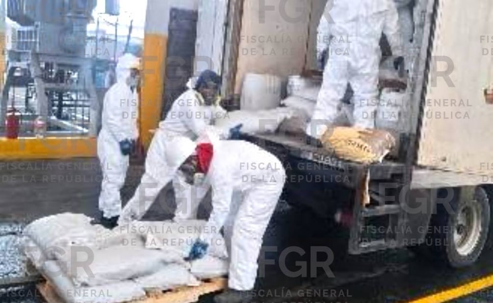 FGR incinera más de tres toneladas y tres mil litros de precursores químicos en Baja California. Foto: Especial