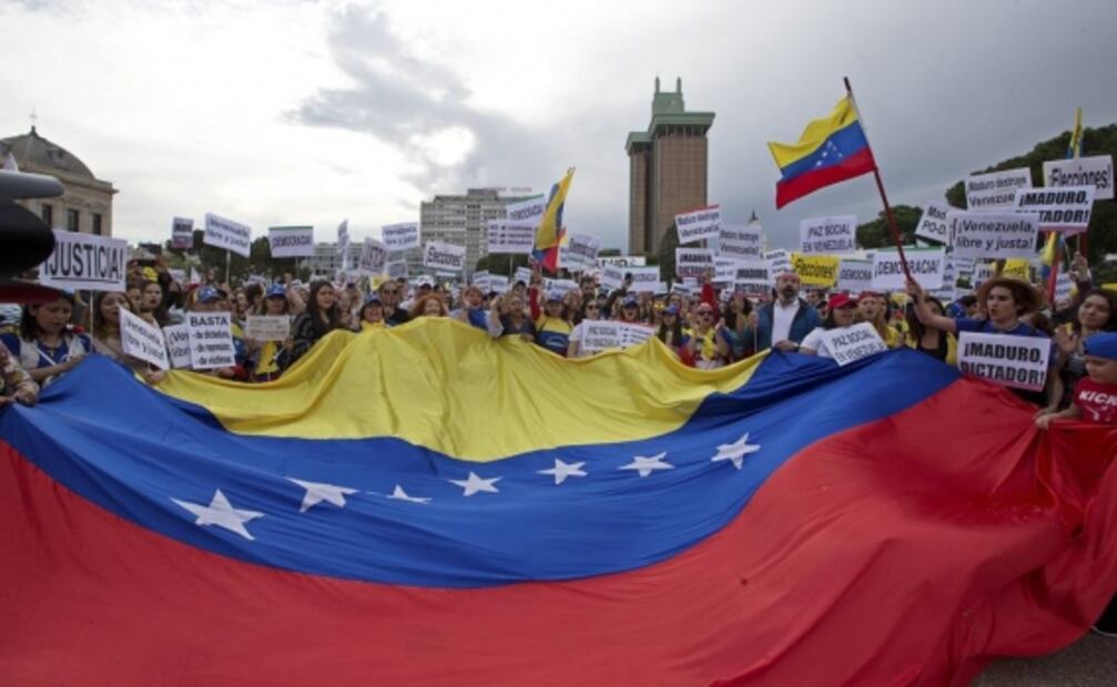 Guaidó reaparece en manifestación y llama a paro en la administración pública
