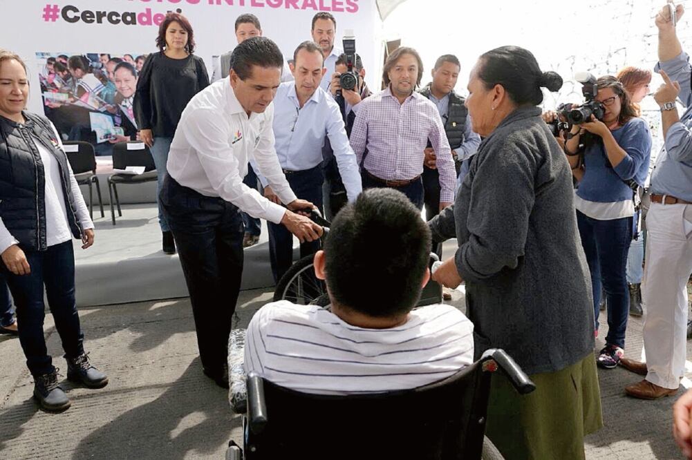 El gobernador Silvano Aureoles distribuyó despensas, cunas, sillas de ruedas, bastones, desayunos fríos, entre otros apoyos. (Cortesía)