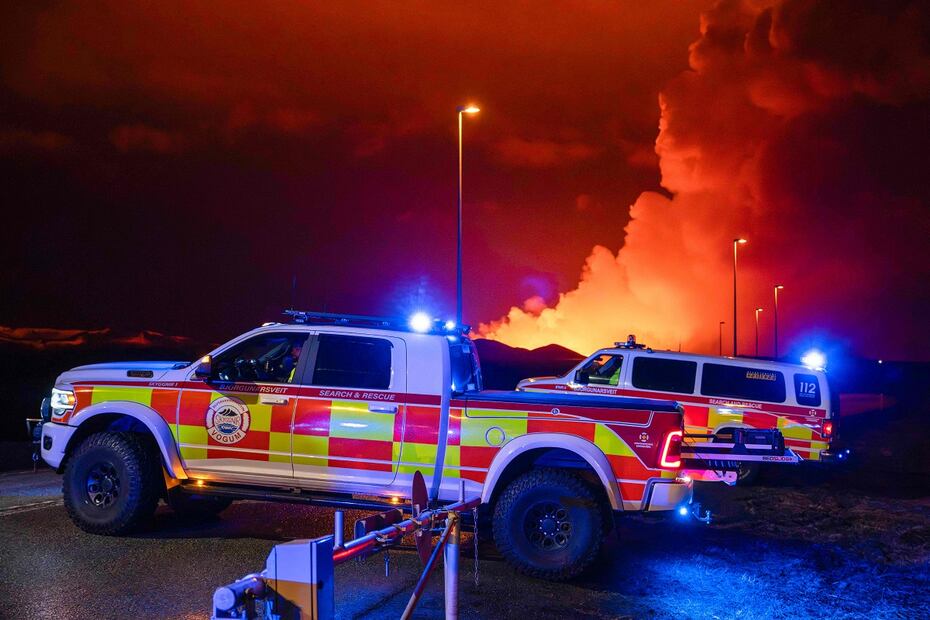 Vehículos de emergencia mientras la lava fundida sale de una fisura en la península de Reykjanes, al norte de la ciudad evacuada de Grindavik, en el oeste de Islandia, el 16 de marzo de 2024. FOTO: AEL KARMAREC. AFP