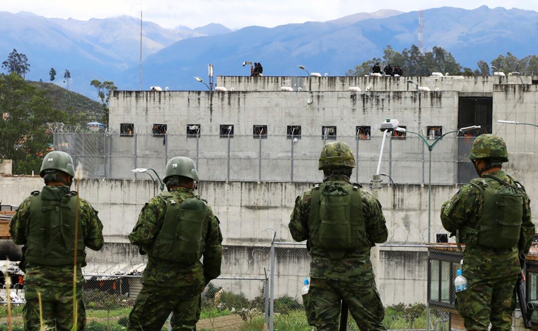 Soldados montan guardia afuera de la prisión de Turi después de un motín mortal en una prisión en Cuenca, Ecuador. Foto: AP