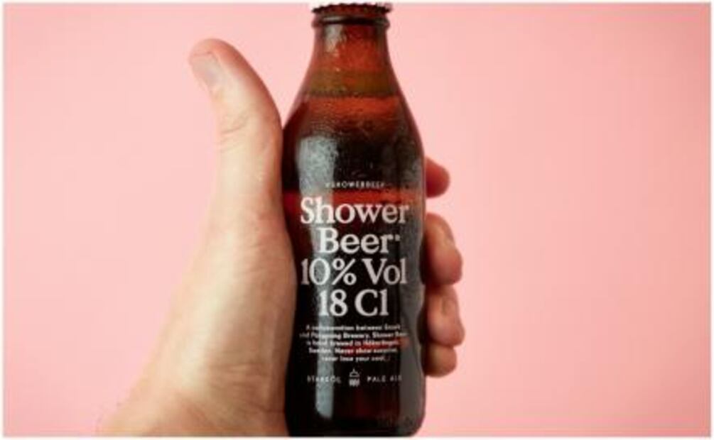 Tómate una cerveza, ¿en la regadera?