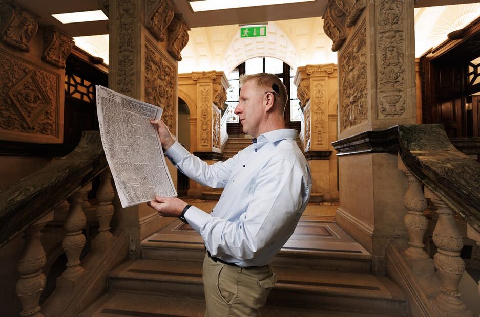 Brian Cleary, un aficionado del escritor irlandés Bram Stoker (1847-1912).
Foto: EFE/Biblioteca Nacional de Irlanda/ Marc O'Sullivan