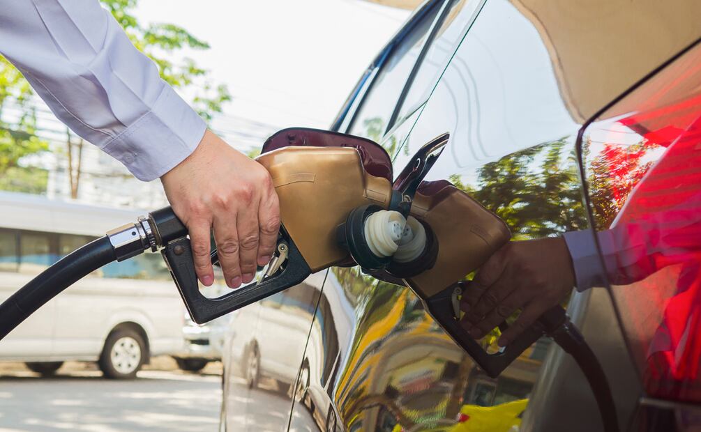 Procura llenar tu vehículo con la gasolina correcta para alargar su vida útil. Foto: Freepik