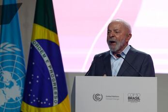 El presidente de Brasil, Luiz Inácio Lula da Silva, habla durante el inicio de conferencias de la COP30 este lunes, en Belém. FOTO: ANTONIO LACERDA. EFE