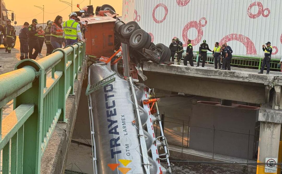 Un tractocamión volcó en un puente vehicular de la alcaldía Azcapotzalco (17/04/2025). Foto: Especial