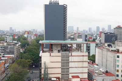 Edificio con helipuerto daña edificios, acusan vecinos